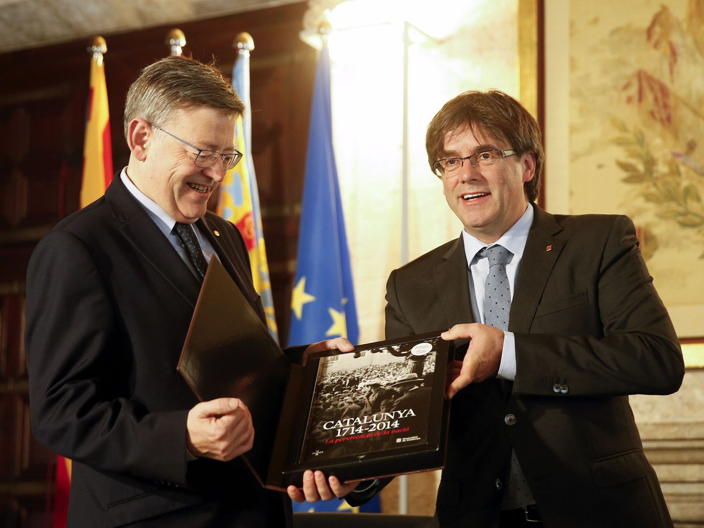 Ximo Puig y Carles Puigdemont, el septiembre del año pasado, cuando el segundo visitó el Palau de la Generalitat. (EFE)