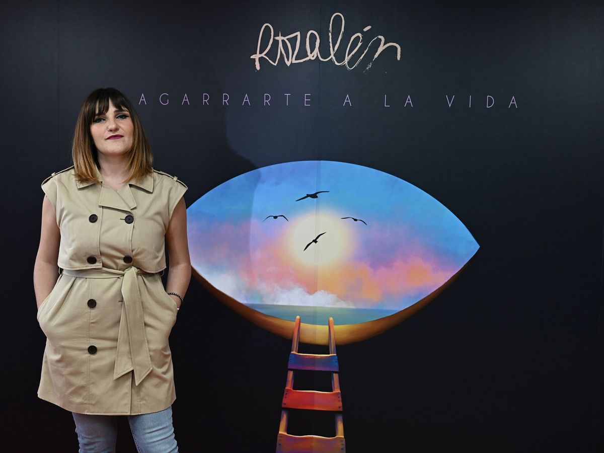 Foto: La artista española Rozalén presenta este lunes en Madrid su tema "Agarrate a la vida". (EFE)