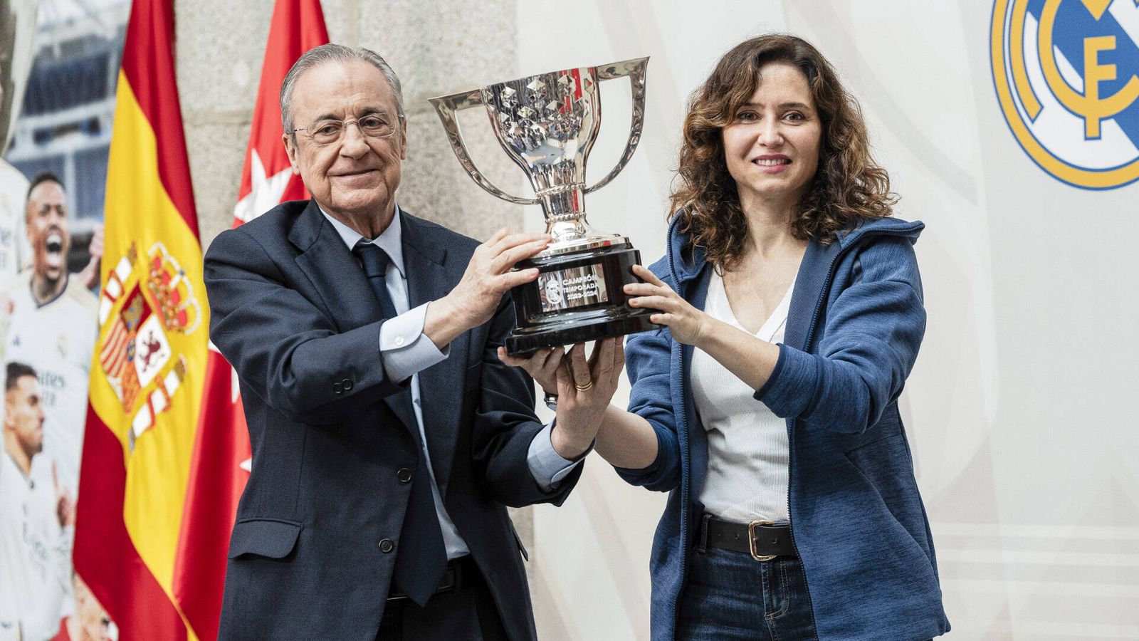 Florentino Pérez e Isabel Díaz Ayuso, con la copa de la 36ª Liga del Real Madrid. (Gtres)