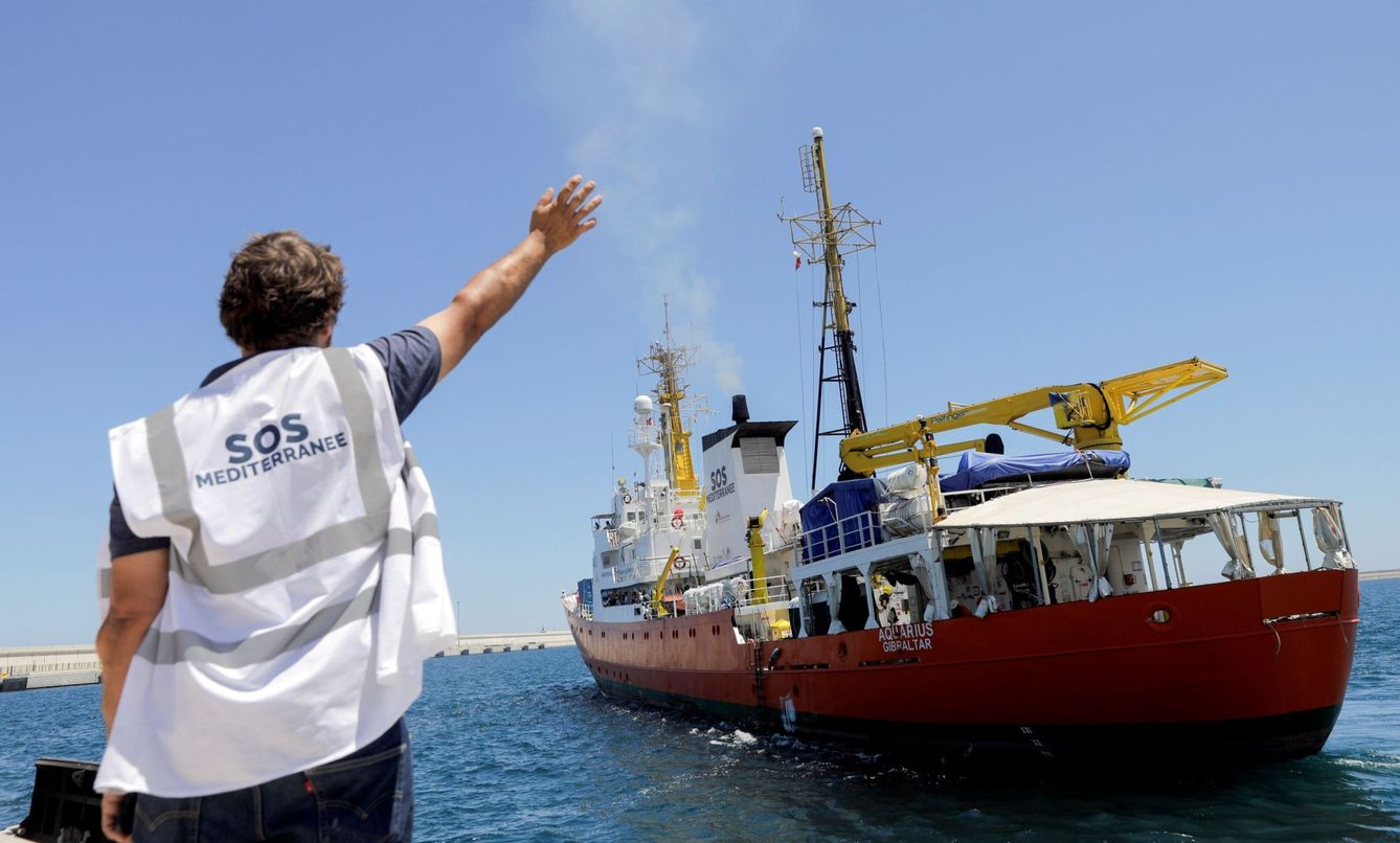 Un miembro de MSF se despide del 'Aquarius' tras partir de Valencia. (EFE)