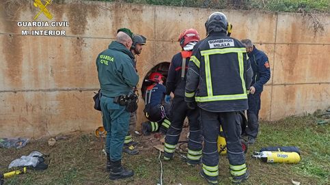 Rescatan a un inmigrante que saltó la valla Melilla y quedó atrapado en un desagüe