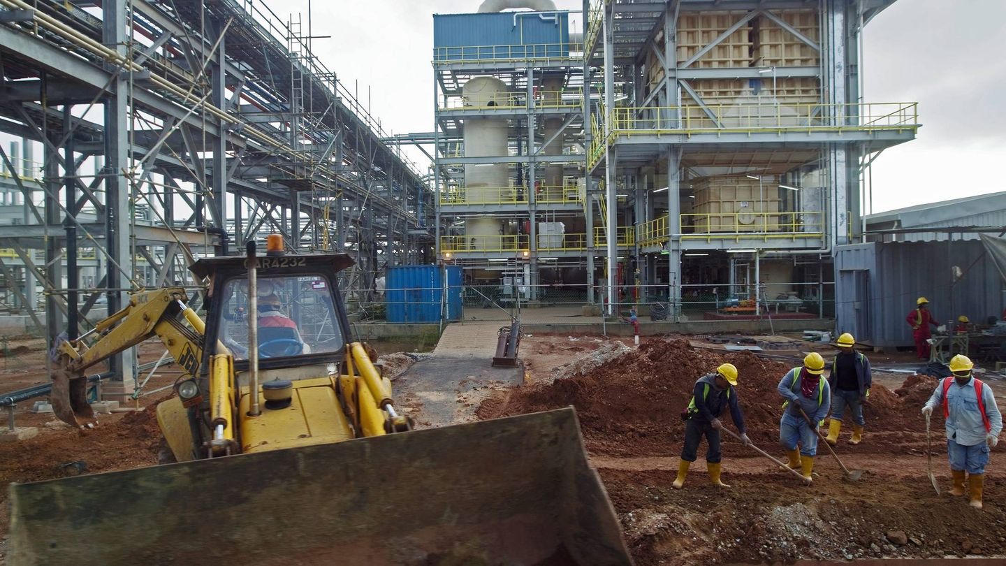 Construcción de una refinería de tierras raras en Asia. (EFE/Ahmad Yusni)