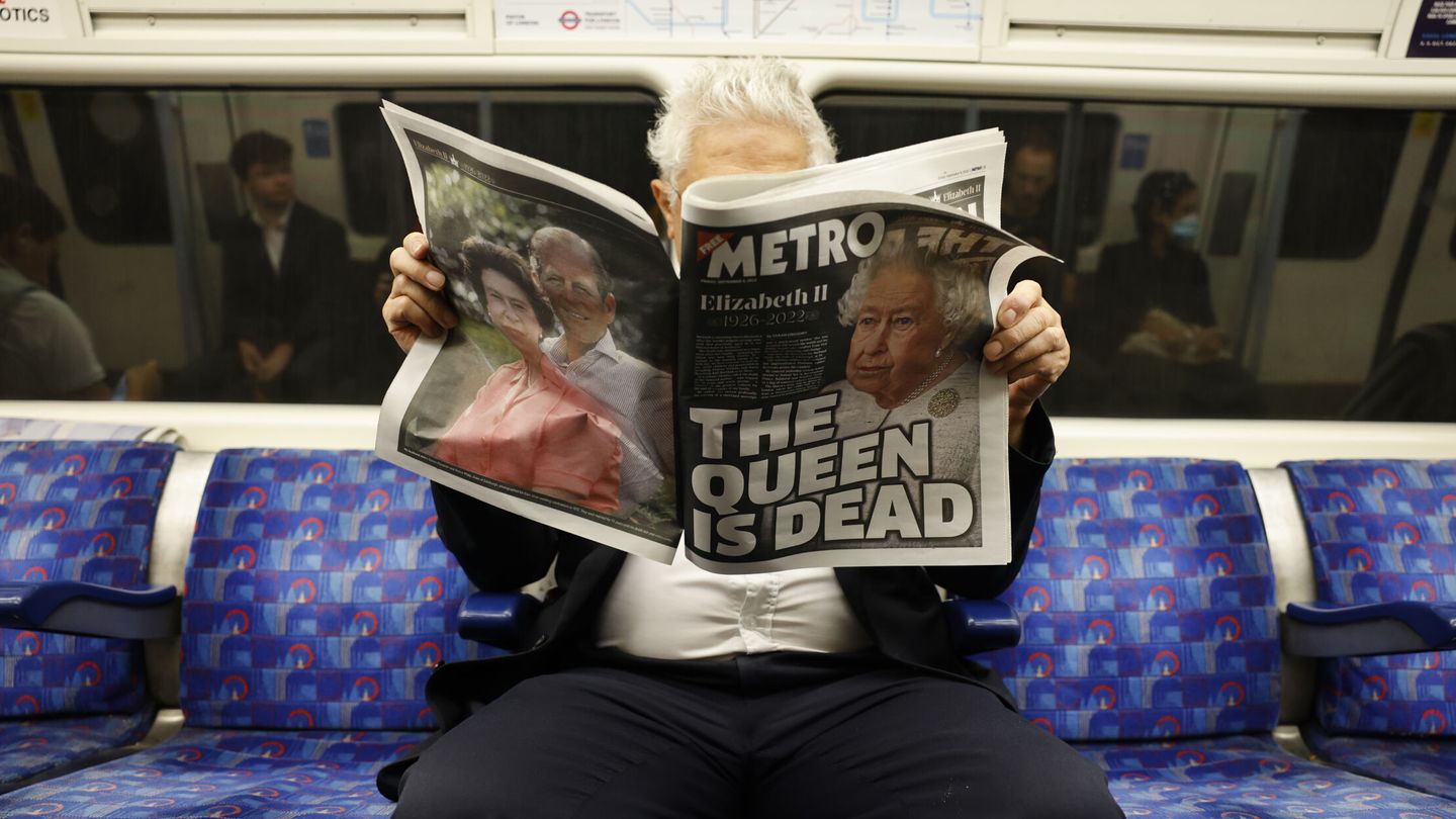 Un viajero del Metro lee el periódico con la noticia de la muerte de la reina Isabel II en portada. (EFE)