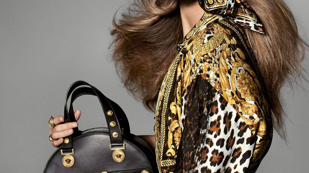 Así renace un it bag: por qué el Tribute de Versace será el bolso del invierno