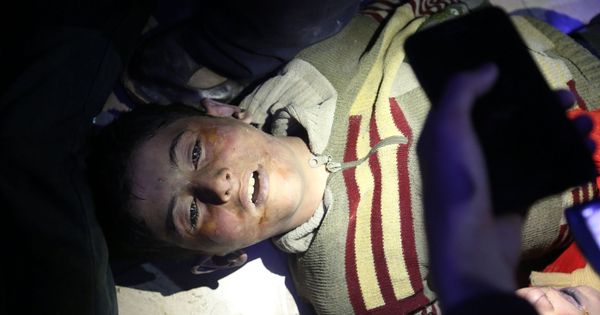 Foto: Un niño muerto tras el supuesto ataque químico en Duma. (EFE)