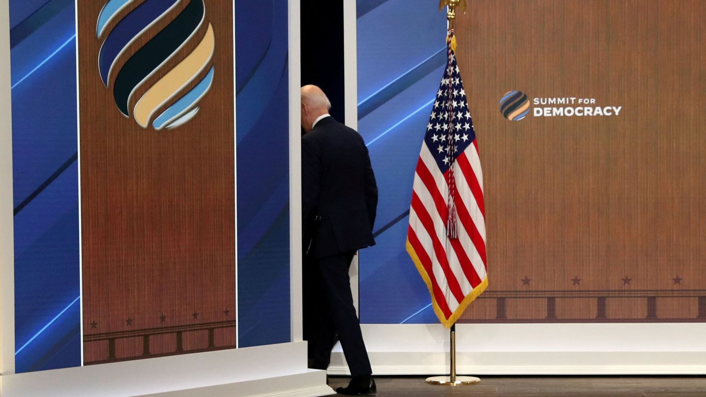 Joe Biden, tras su intervención en la Cumbre para la Democracia. (Reuters/Jason Lee)