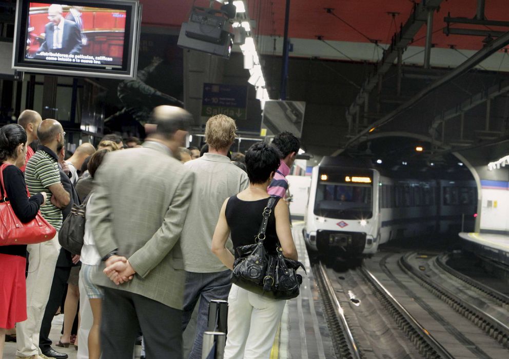 Foto: Viajeros esperan a coger el metro en hora punta. (Efe)