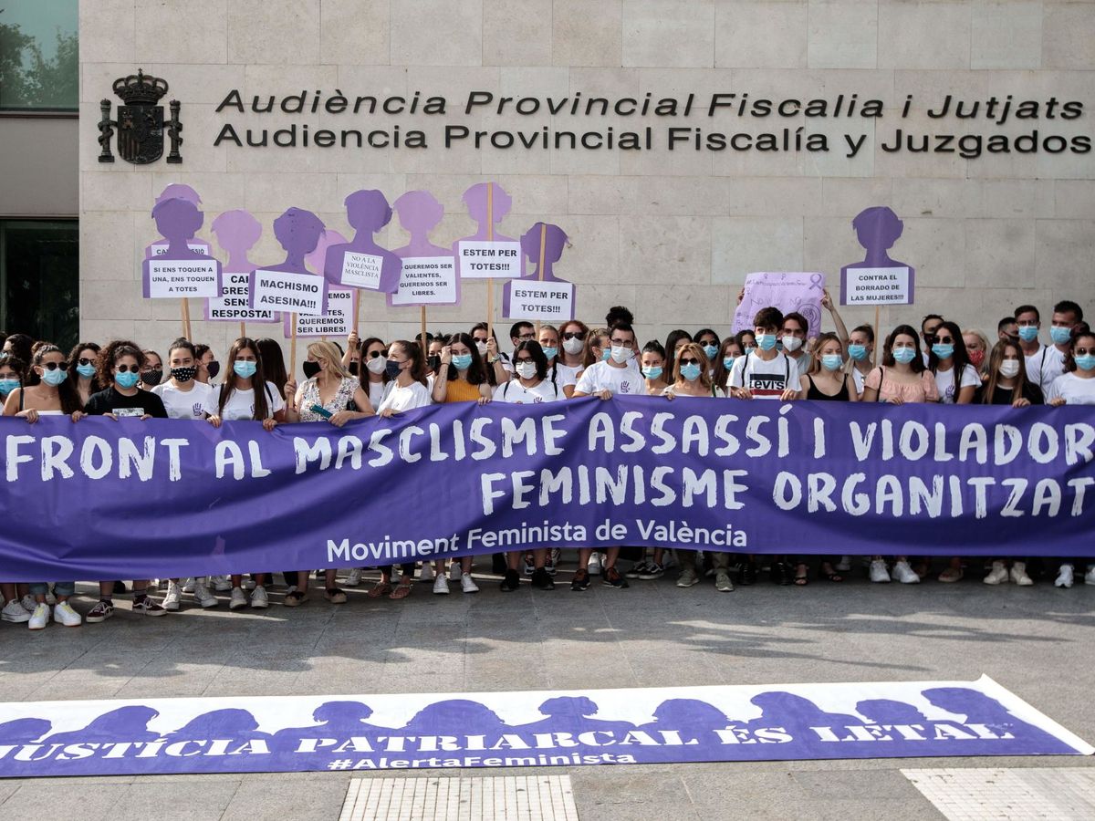 Foto: Integrantes del Movimiento Feminista de Valencia protestan frente a la Ciudad de la Justicia, durante la celebración del juicio. Foto: Efe