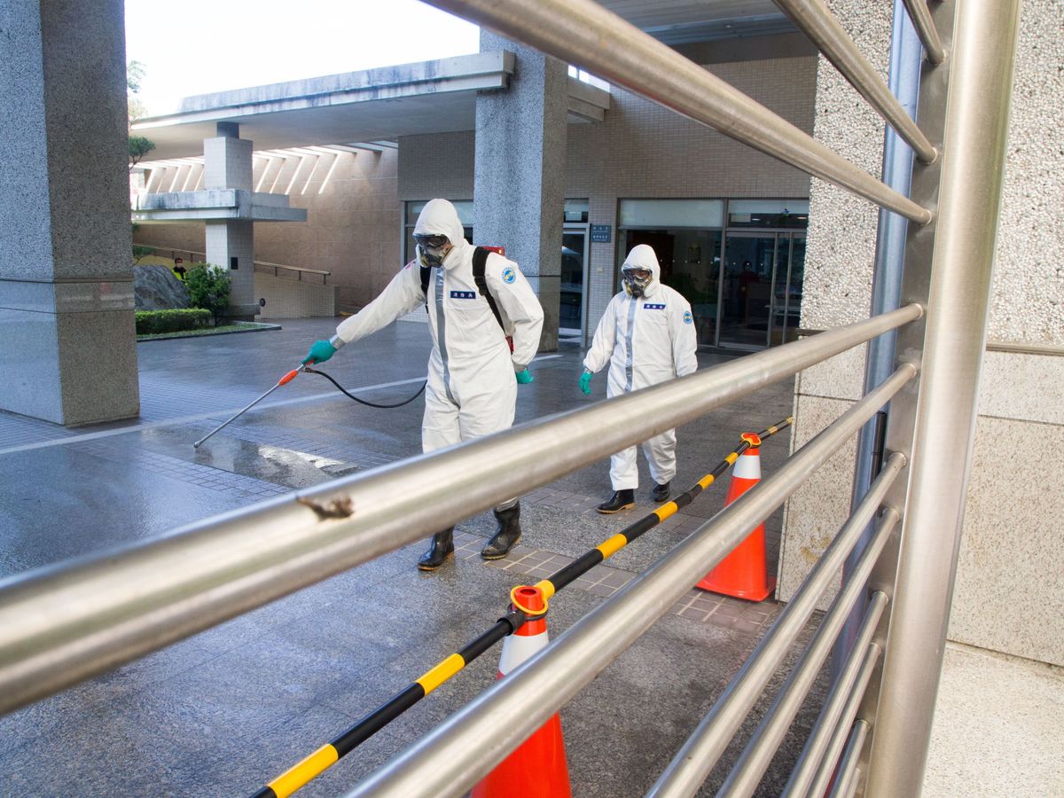 Foto: Trabajos de desinfección por el coronavirus, en Taiwán. (Reuters)