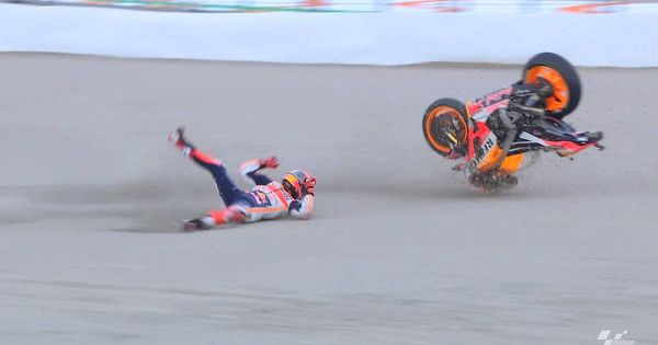 Foto: La caída de Marc Márquez en la clasificación del GP de la Comunidad Valenciana. (MotoGP)