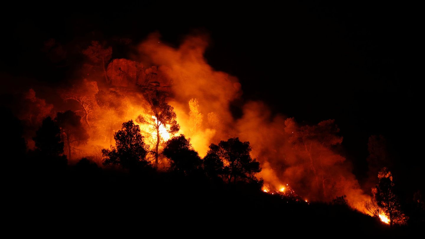 El incendio de Tarragona esta noche. (Reuters)