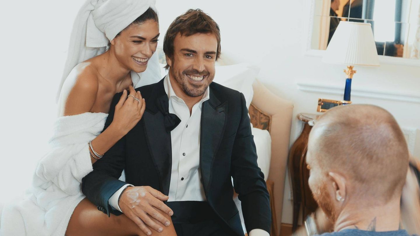 Fernando Alonso, sonriente con su novia. (Amazon Prime)