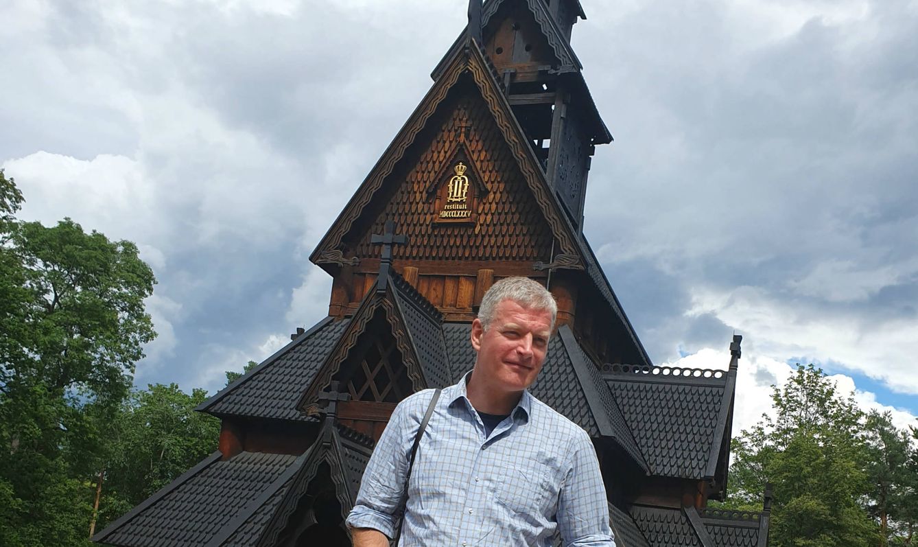 Lars Mytting y la iglesia de madera d eOslo que protagoniza su nueva novela 'Las campanas gemelas'. (Foto: D.A.)