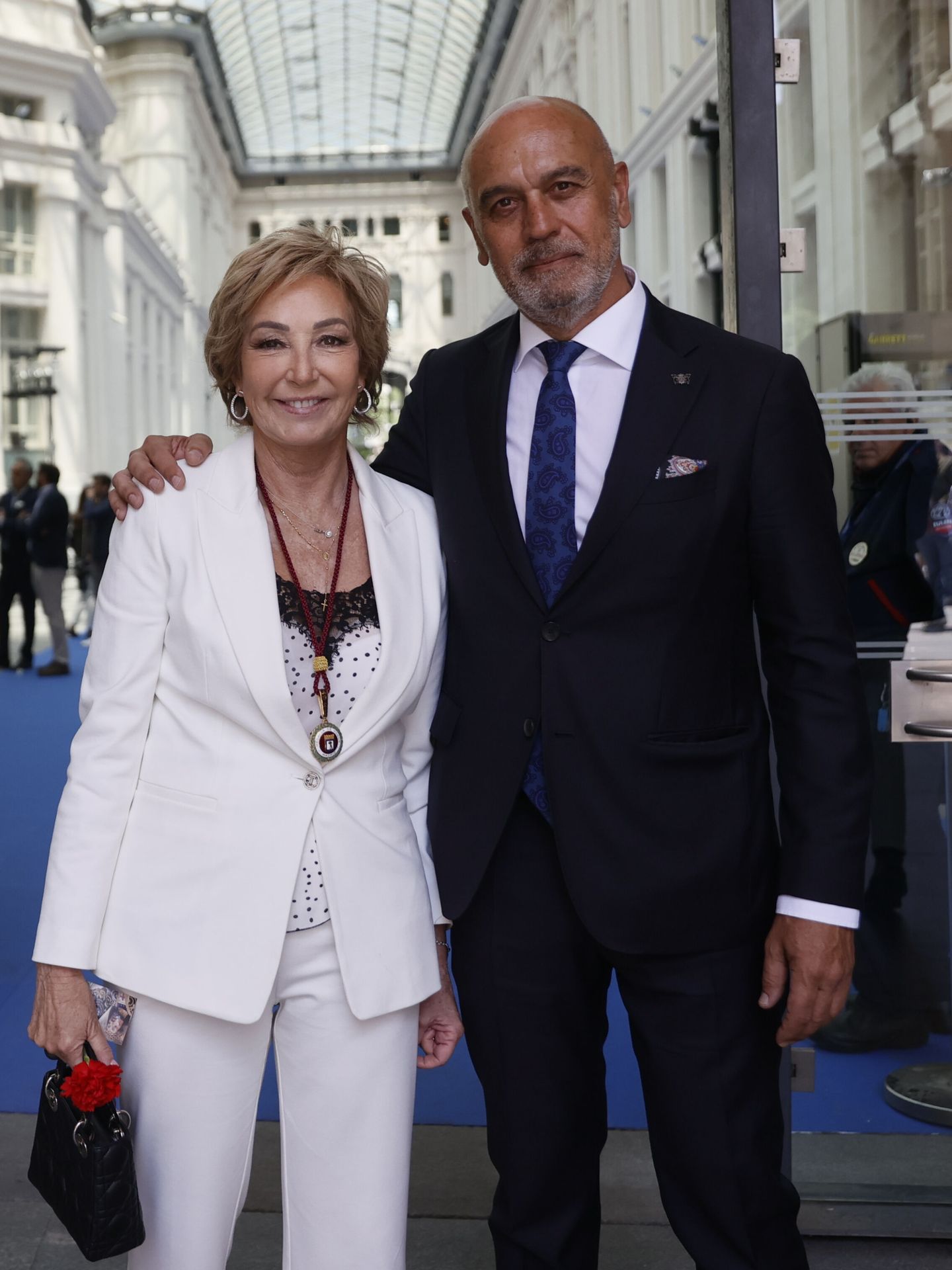 Ana Rosa Quintana y su marido Juan Muñoz tras el acto de entrega de las Medallas de Honor y de Madrid del Ayuntamiento. (EFE/ Mariscal POOL) 