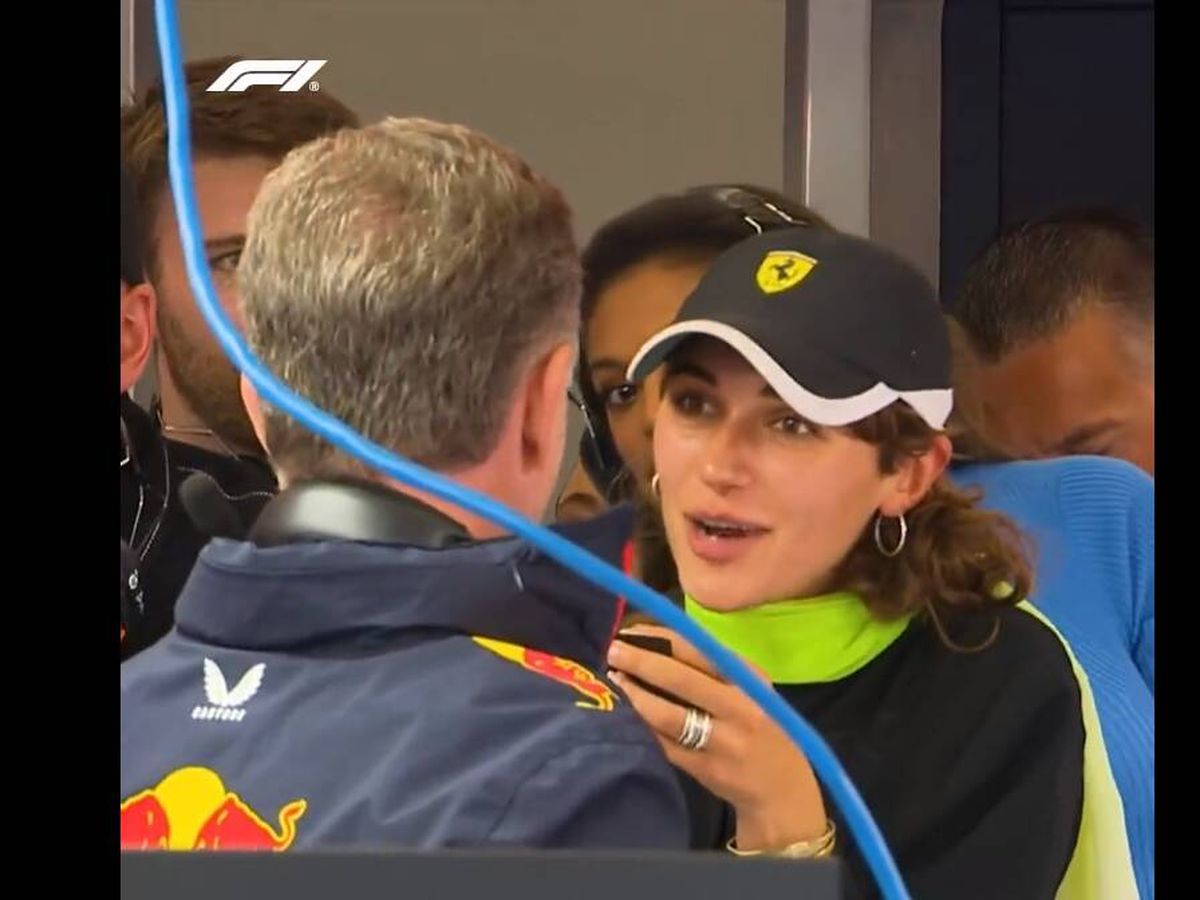 Foto: La invitada iba a acceder a la zona de Red Bull con una gorra de Ferrari (Twitter/@F1)