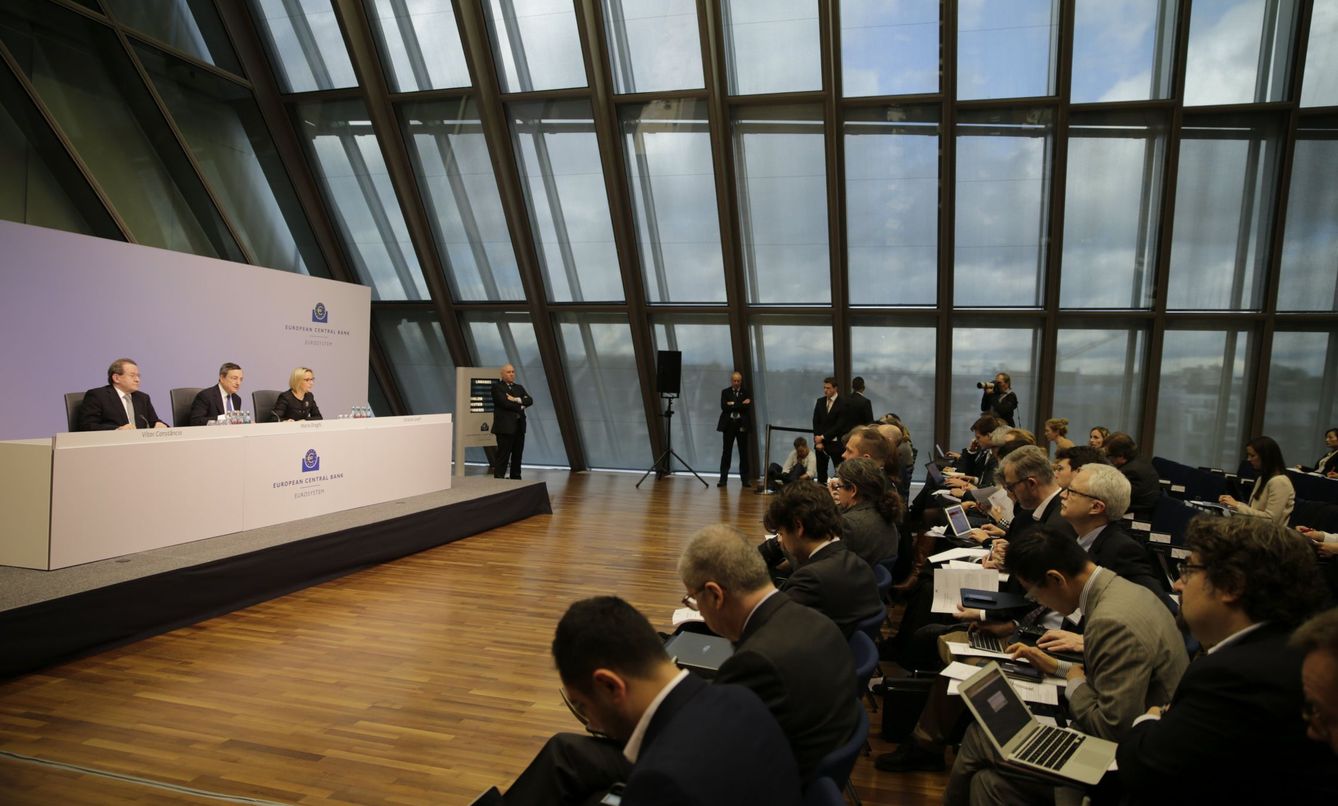 El presidente del Banco Central Europeo (BCE), Mario Draghi (c), y el vicepresidente del BCE, Vitor Constancio (i), ofrecen una rueda de prensa en la sede del BCE. (EFE)