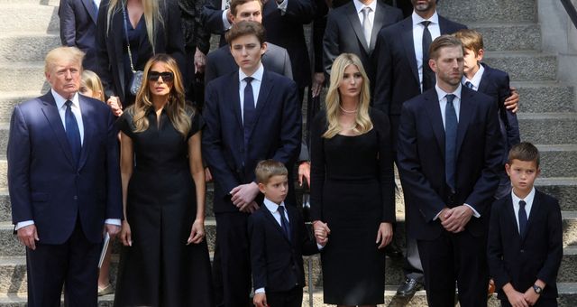 Donald Trump con Melania y sus hijos Barron, Eric, Donald Jr. e Ivanka, en 2022 en el funeral de Ivanka Trump. (Reuters/Brendan McDermid)