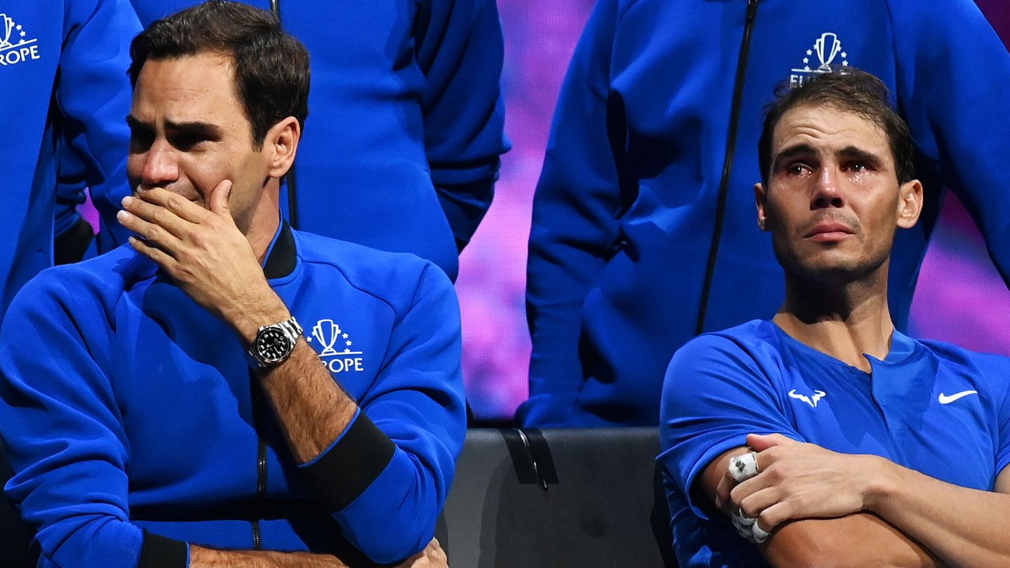 Rafa Nadal y Roger Federer emocionados en la despedida del suizo. (EFE/Andy Rain) 