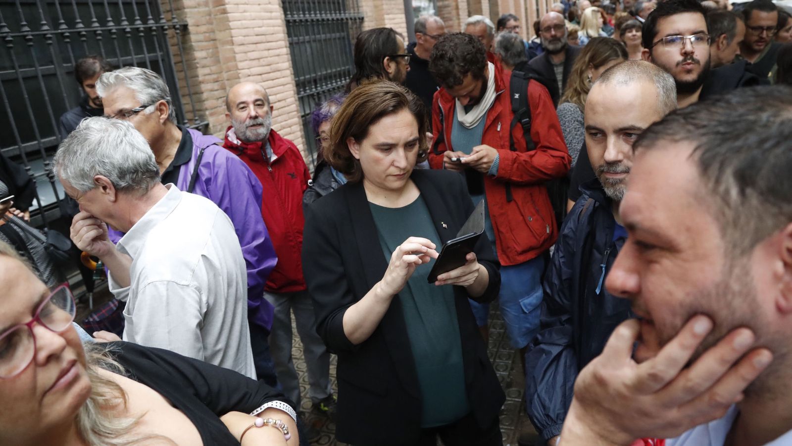 Foto: La alcaldesa de Barcelona, Ada Colau (c), en el centro cívico La Sedeta de Barcelona donde numerosas personas hacen cola para votar en el referéndum. (EFE)
