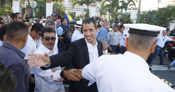 Foto: El líder de la Asamblea Nacional venezolana y autoproclamado presidente de ese país, Juan Guaidó (c), saluda a los venezolanos residentes en Salinas, Ecuador. (EFE)