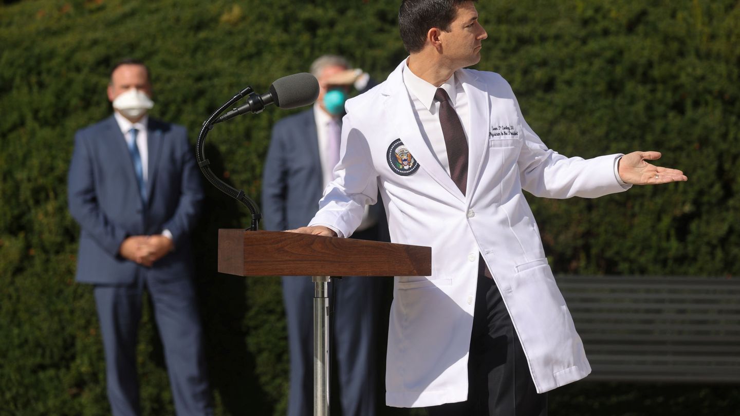 El doctor de la Casa Blanca, Sean Conley Conley, durante una rueda de prensa a las puertas del Hospital Militar Walter Reed, donde Trump fue hospitalizado. (Reuters)