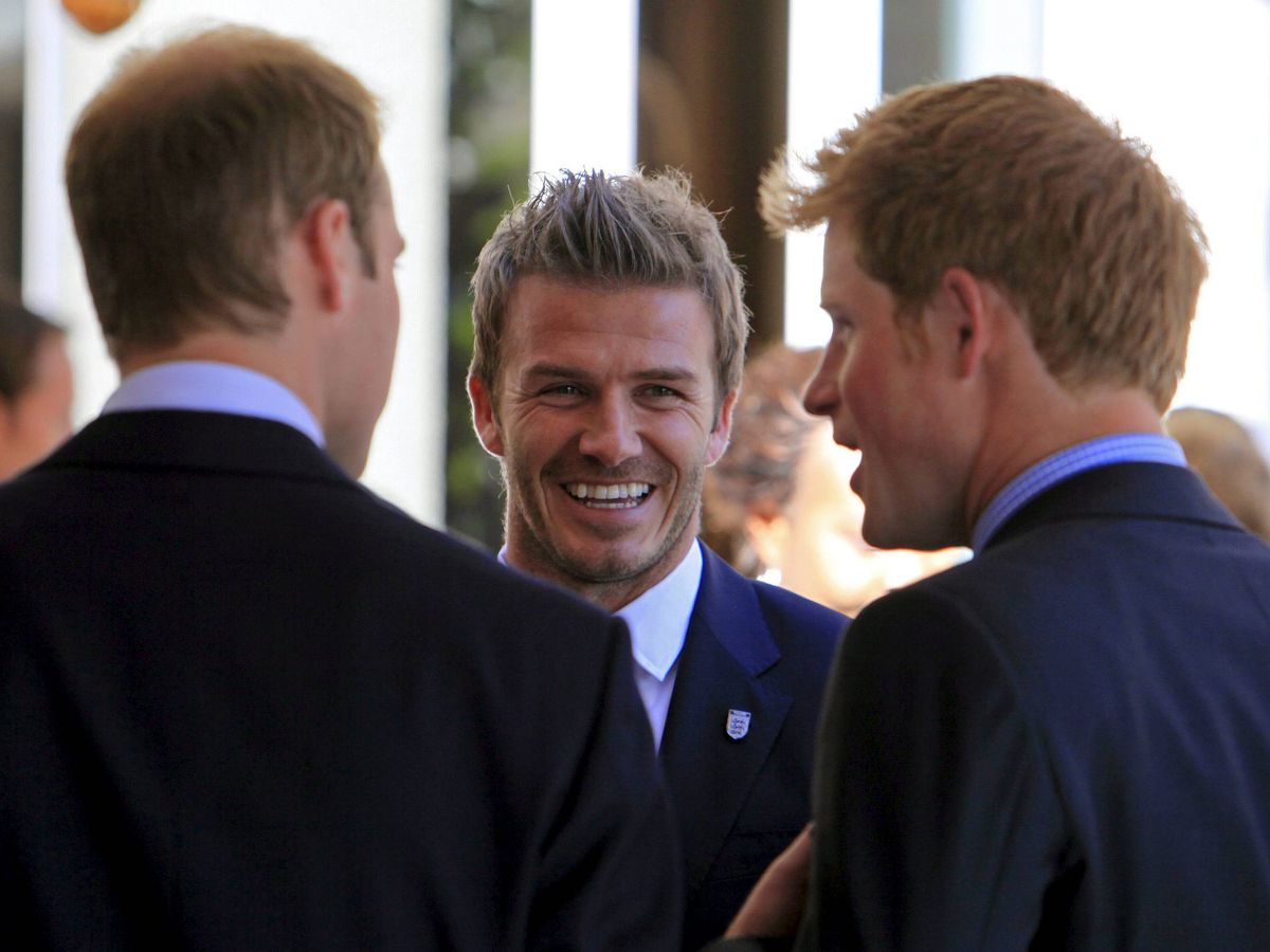 Foto: David Beckham, junto al príncipe Harry en una imagen de archivo. (EFE/Radu Sigheti)