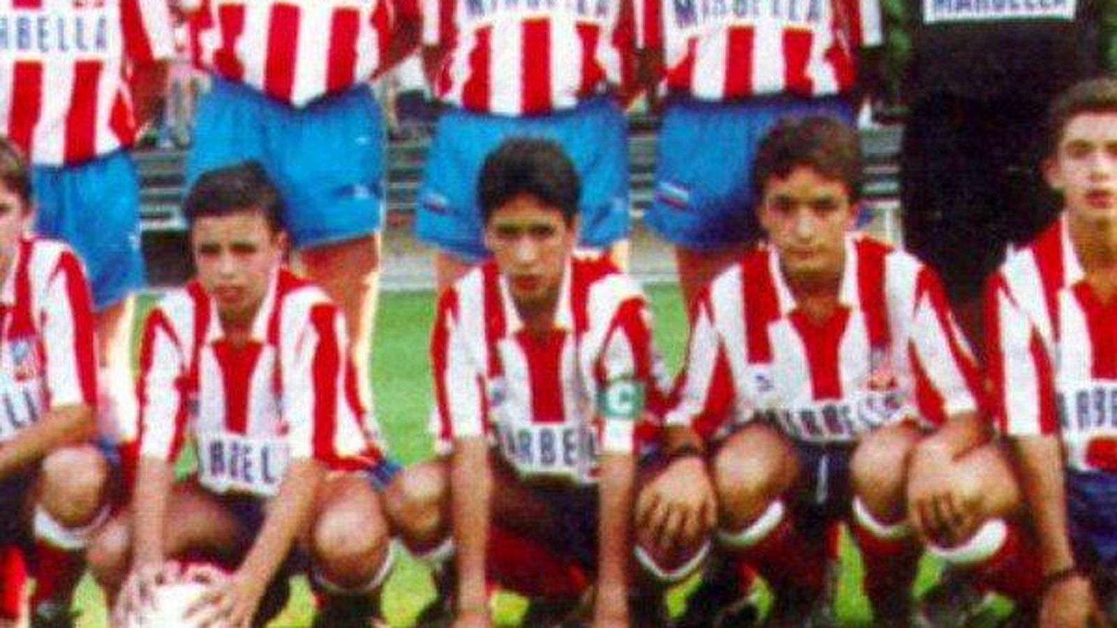 Foto: Raúl, abajo con el brazalete de capitán, cuando jugaba en el Atlético