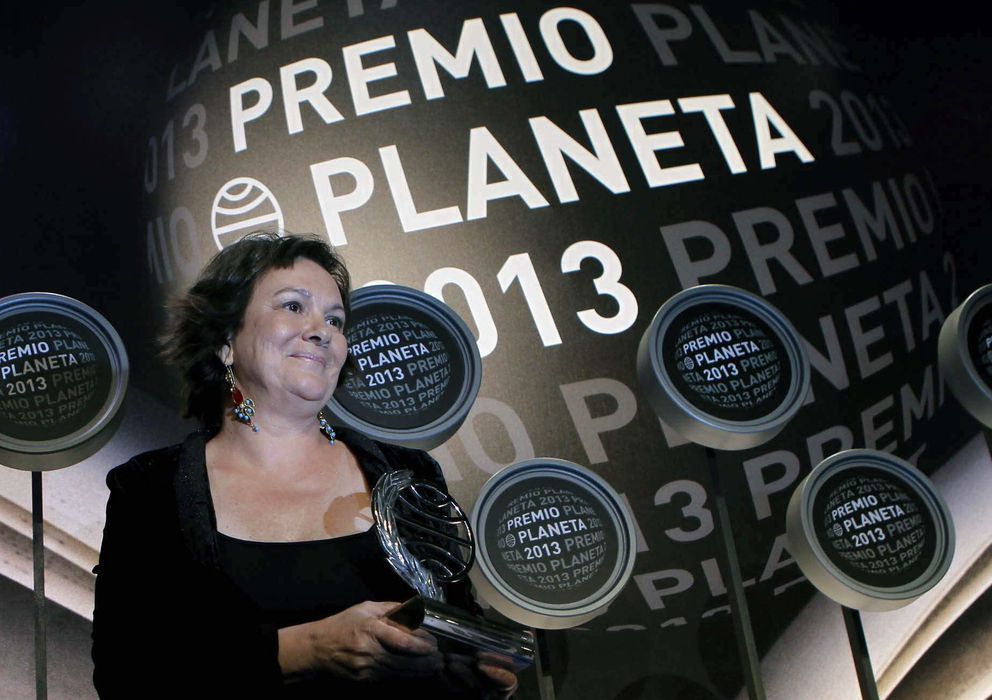 Foto: La ganadora del Premio Planeta, Clara Sánchez, posa con el galardón. (EFE)