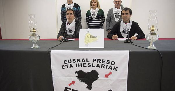 Foto: Comparecencia de este viernes de los portavoces de Etxerat para pedir "disculpas" a las víctimas de ETA por su falta de empatía. (EC)