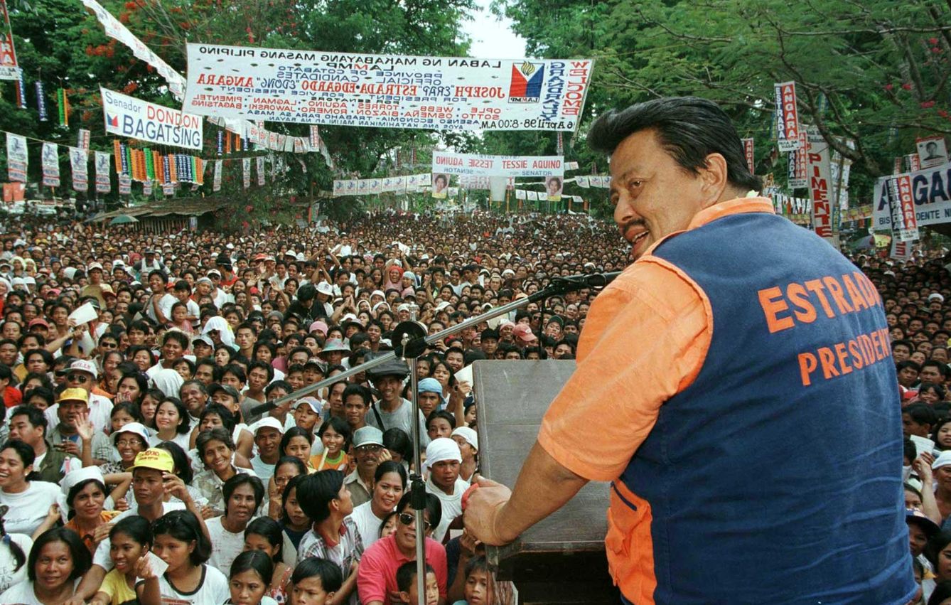 El actor Joseph Estrada, durante la campaña presidencial de 1998 (Reuters)