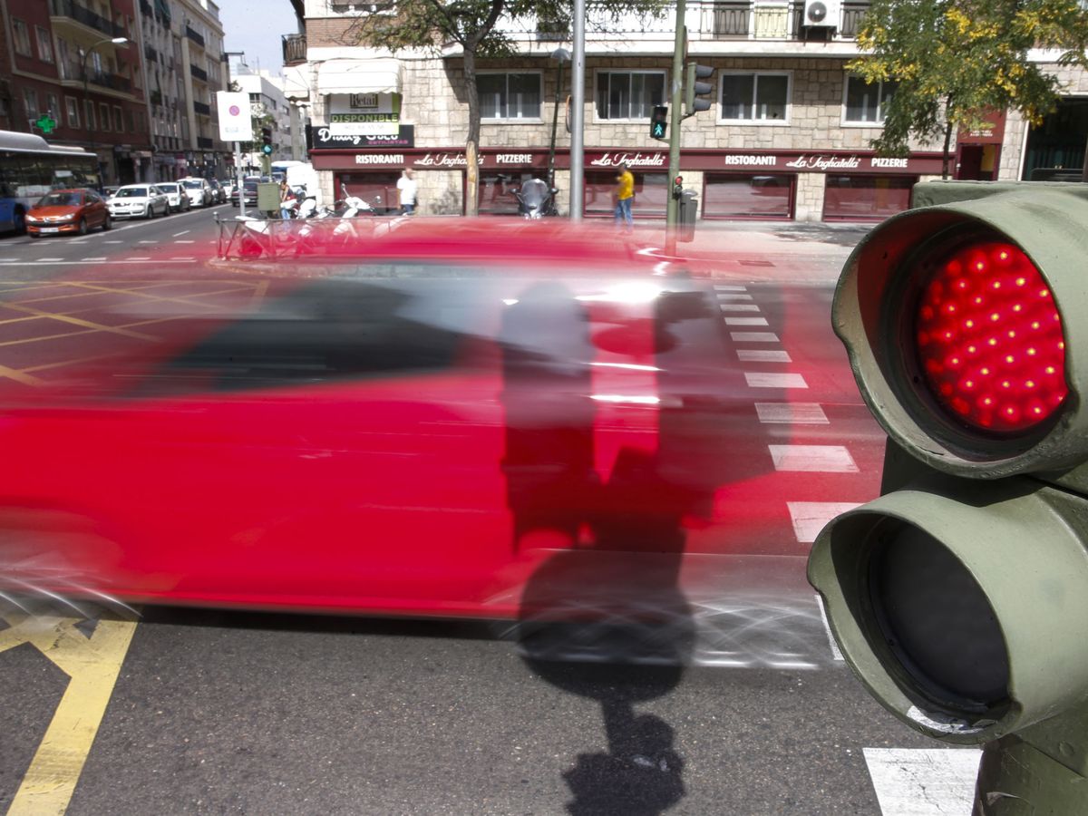 Foto: Un semáforo en rojo en Madrid. EFE / Juan Carlos Hidalgo