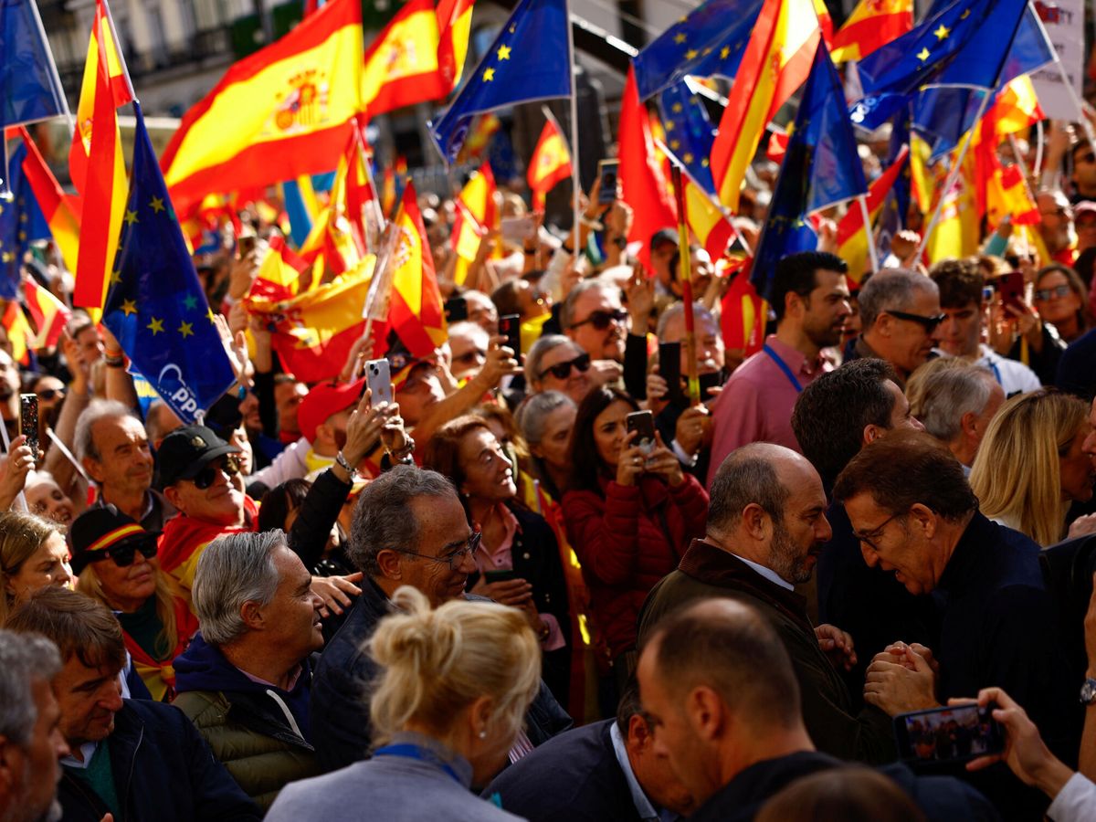 Foto: Banderas de la UE en el acto de la amnistía en Madrid. (Reuters/Susana Vera)