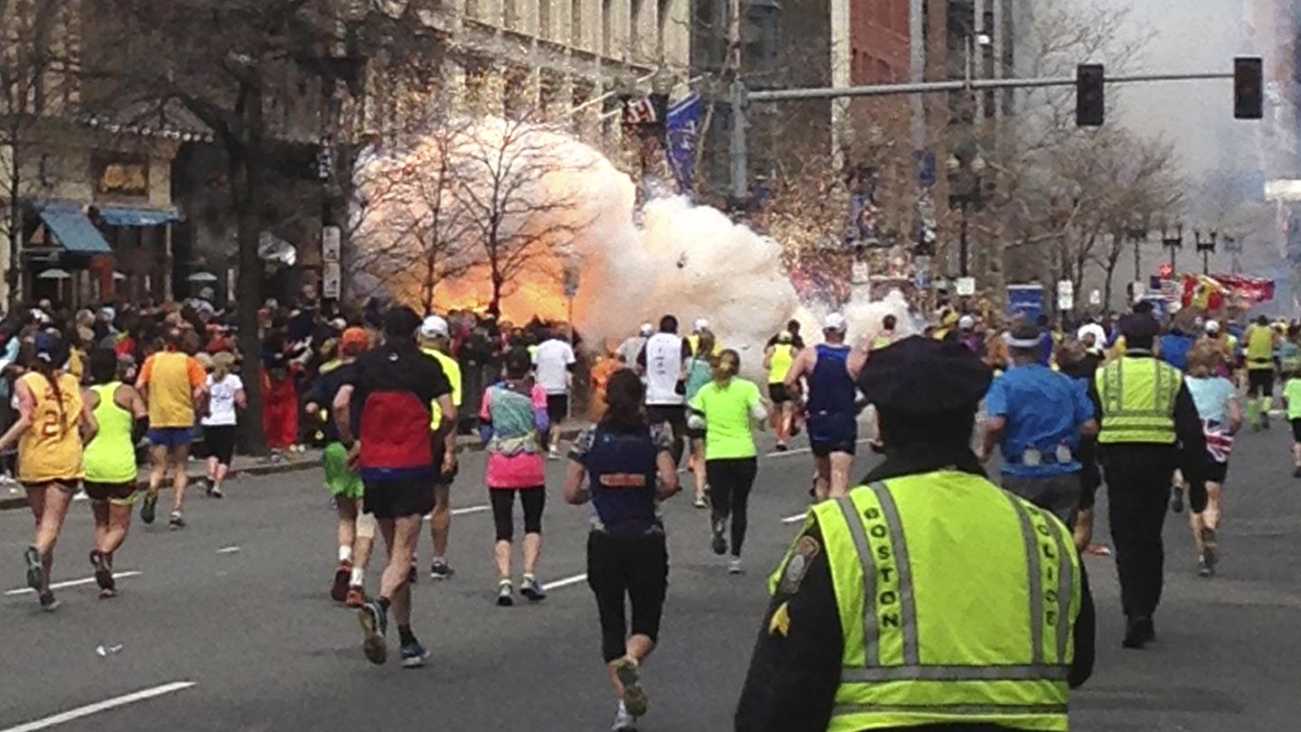 Corredores avanzan hacia la meta en el maratón de Boston en el momento de la explosión (Reuters).