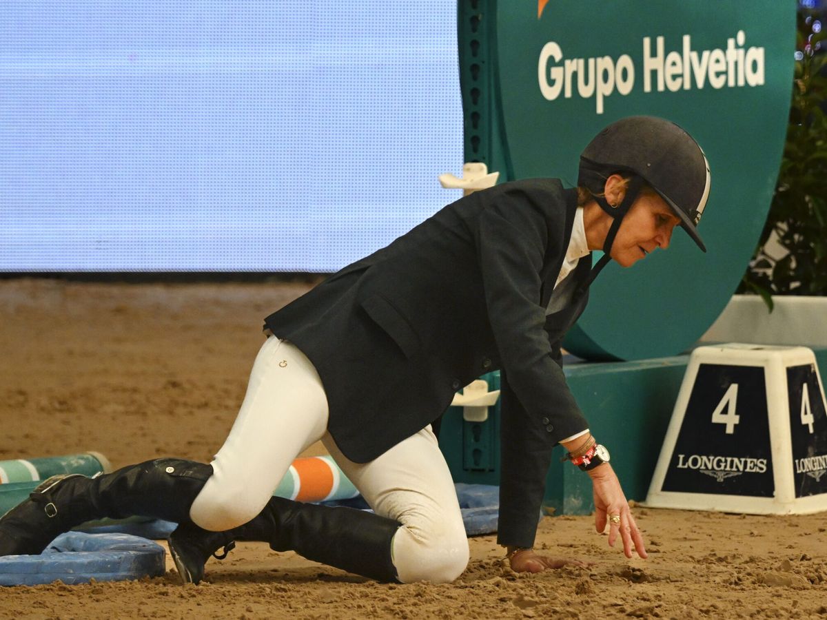 Foto: La infanta Elena, tras su caída del caballo en la Madrid Horse Week. (EFE/Victor Lerena)