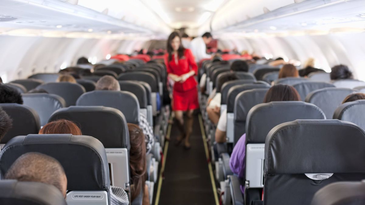 Cuál es el  asiento más seguro para viajar en avión, según los expertos