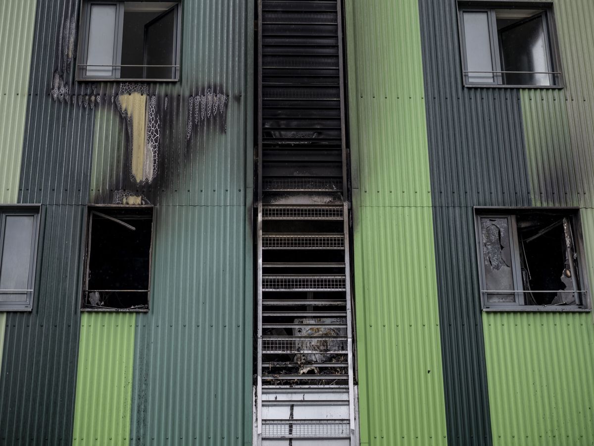 Foto: Vista de un edificio afectado por un incendio. (EFE/Brais Lorenzo)