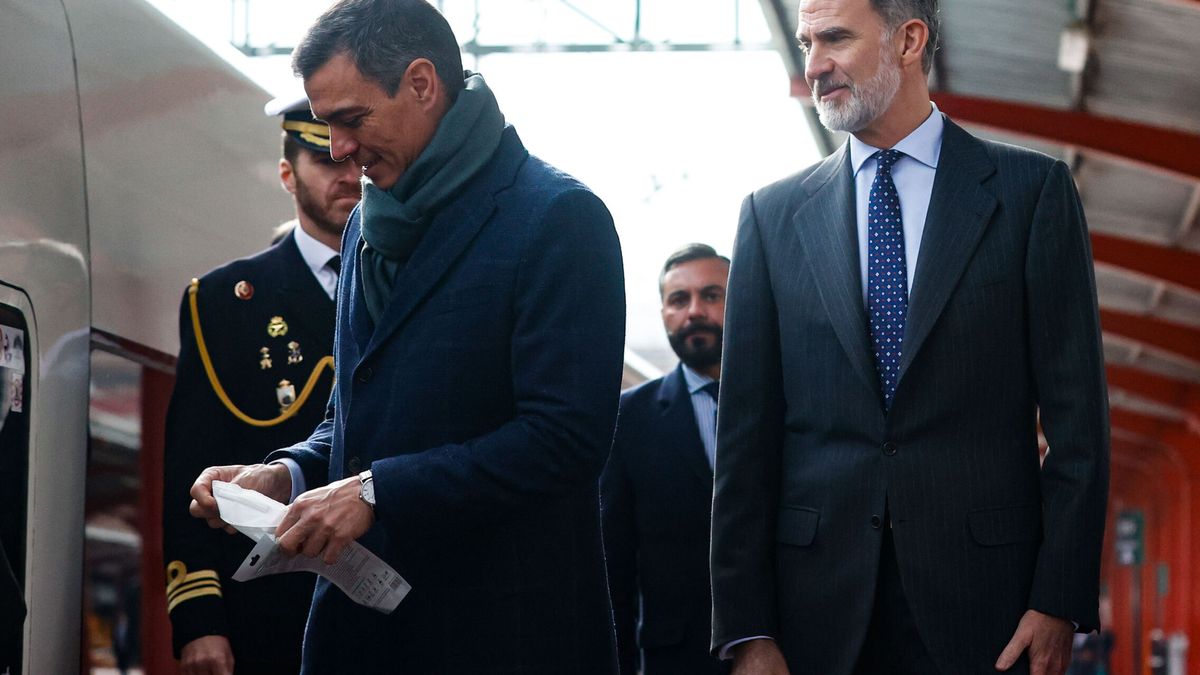 Sánchez desata la polémica al adelantarse al Rey durante la inauguración del AVE a Murcia