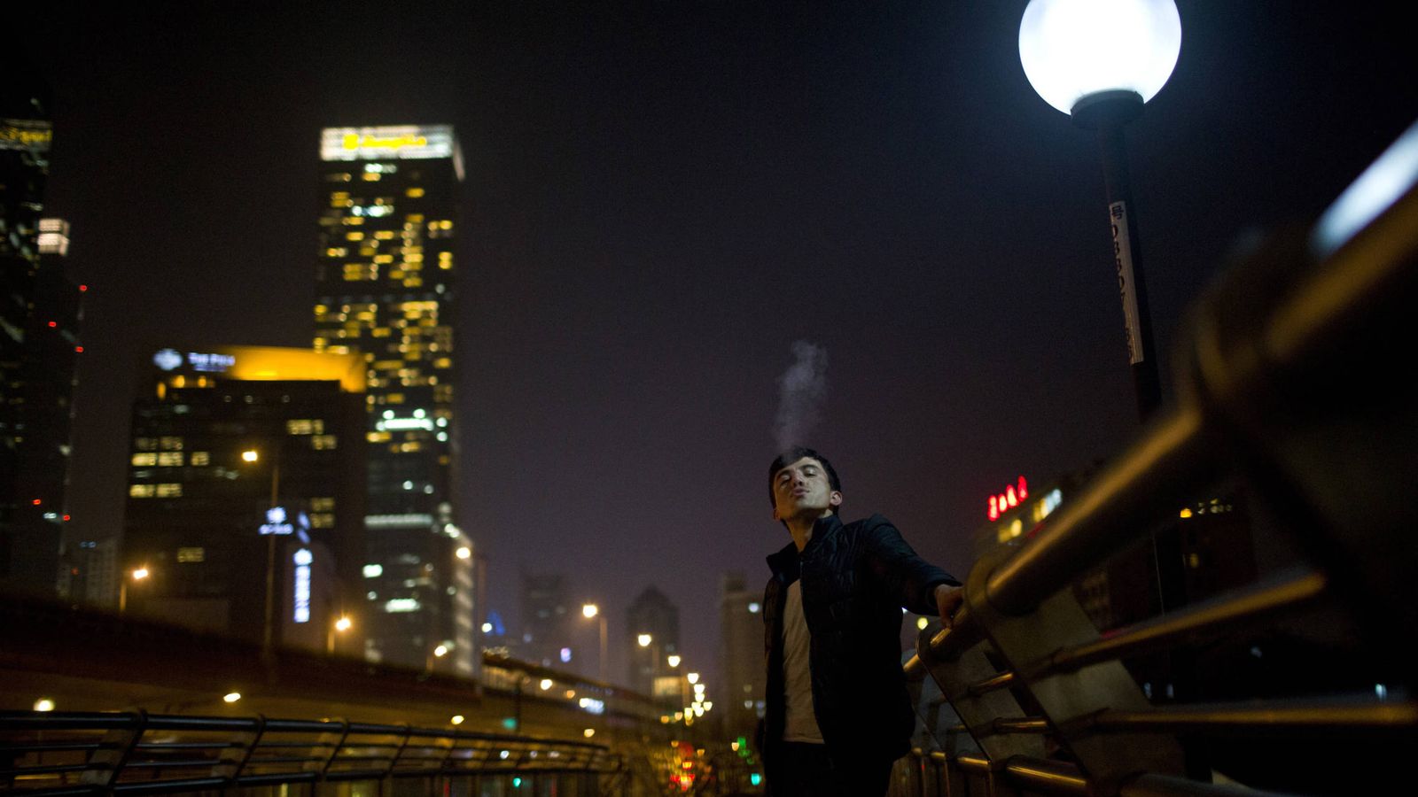 Foto: Un hombre de la etnia uigur fuma en una calle de Shanghái, China (Reuters).