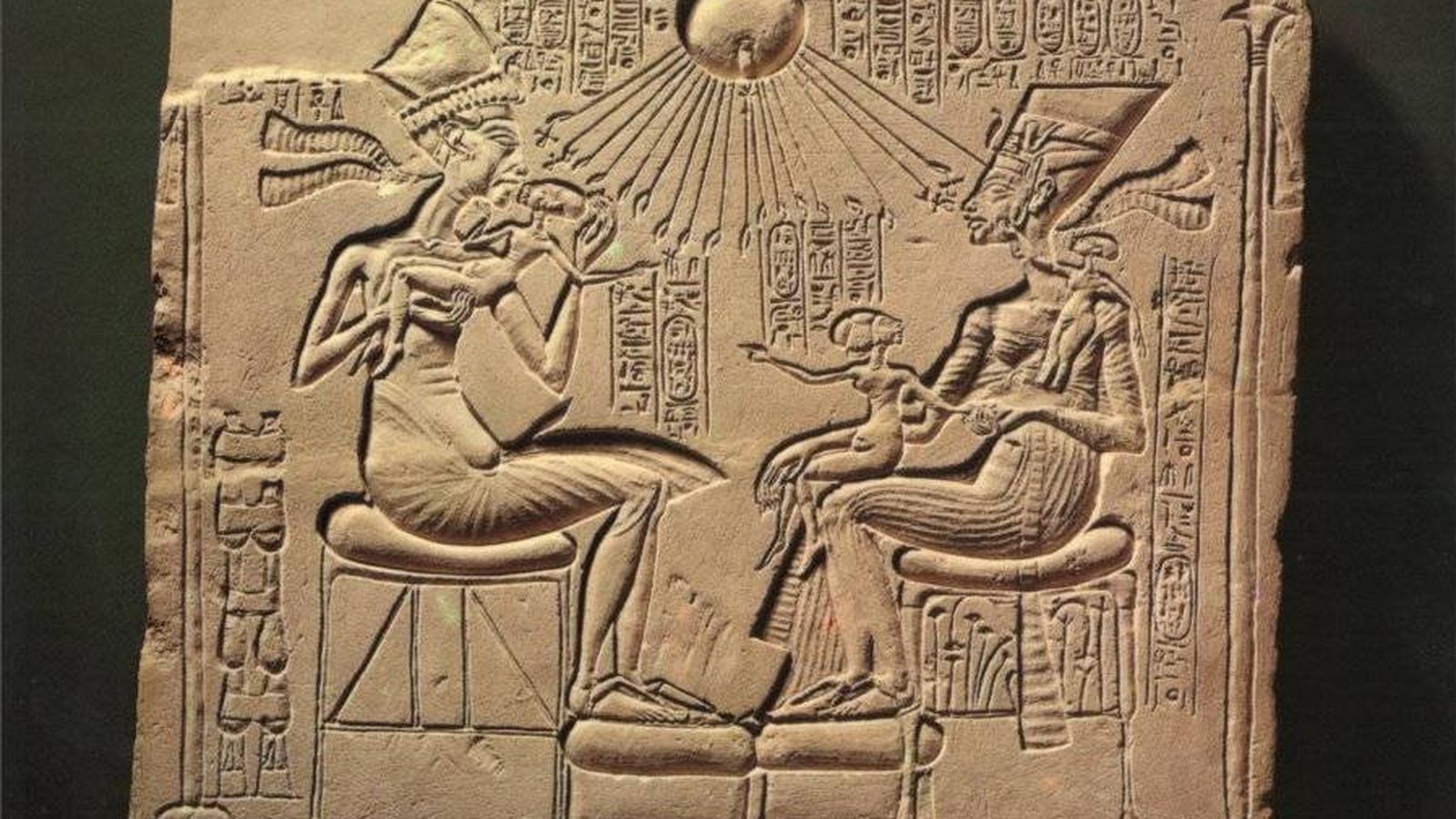 Foto: Akhenatón, Nefertiti y sus hijas.
