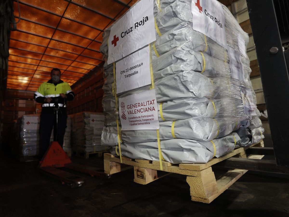 Foto: Cruz Roja envía a Debrecen (Hungría) el primer cargamento con ayuda humanitaria de emergencia de la Generalitat para las personas refugiadas de la guerra de Ucrania. (EFE)