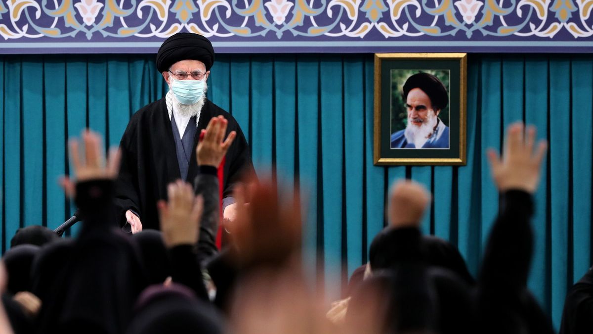 Irán protesta por las viñetas de Jameneí en Charlie Hebdo y Francia defiende la libertad de prensa