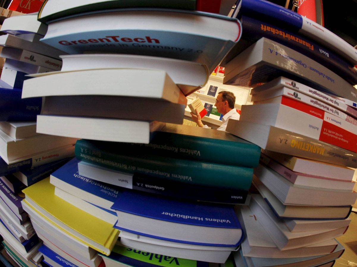 Foto: Una pila de libros en la Feria del Libro de Fráncfort. (EFE)