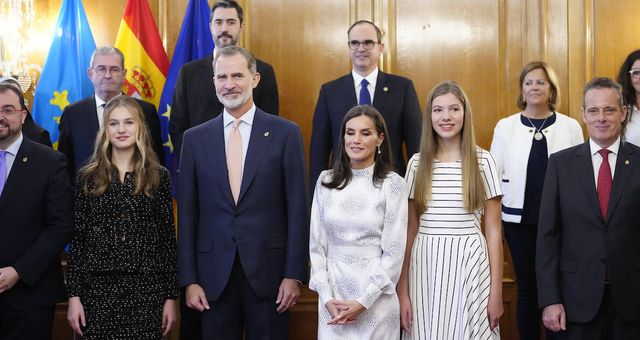 La familia real posa junto a los Medalla de Asturias. (LP)