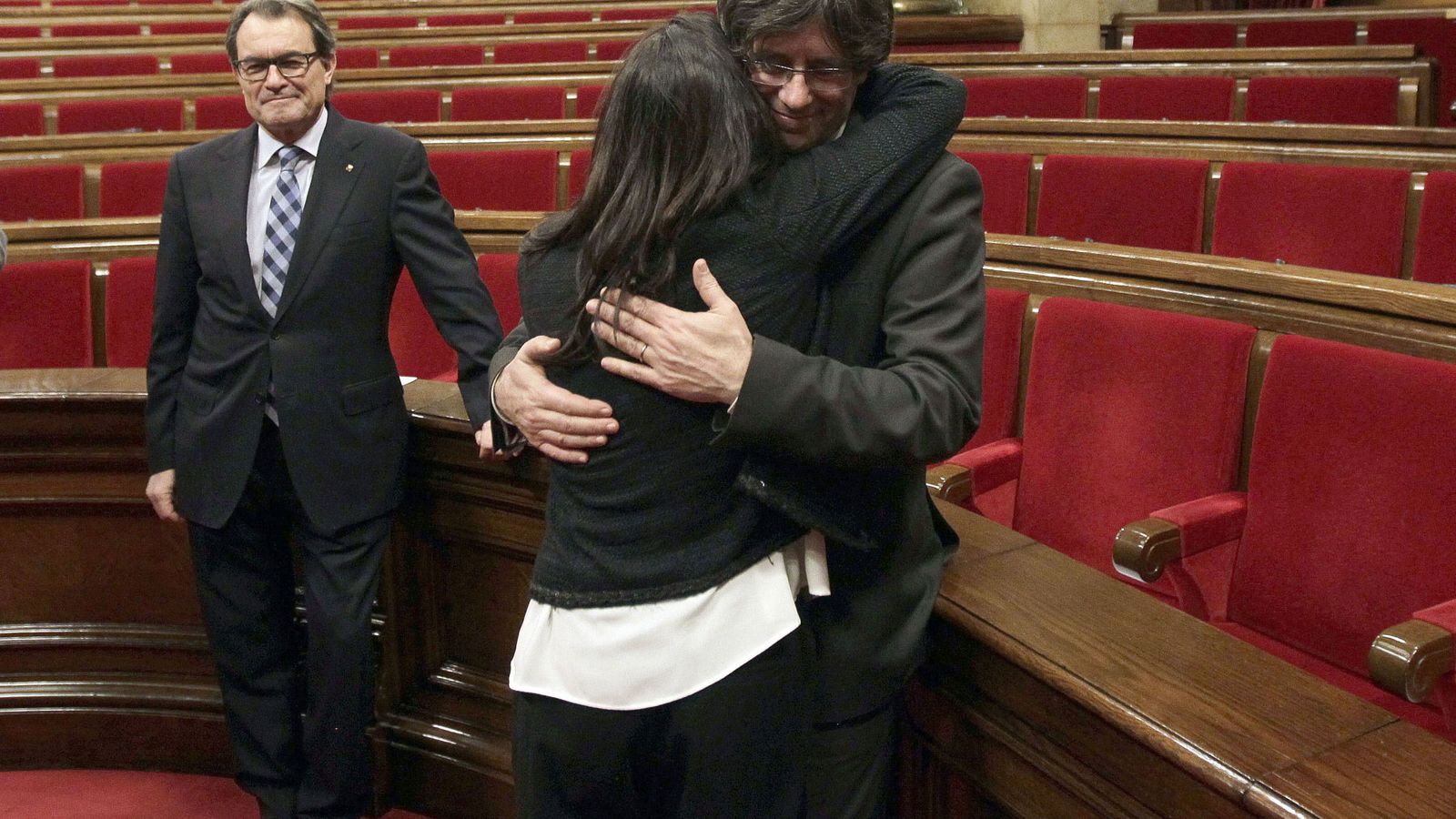 Foto: Carles Puigdemont y su pareja. Al fondo, Artur Mas. (EFE)