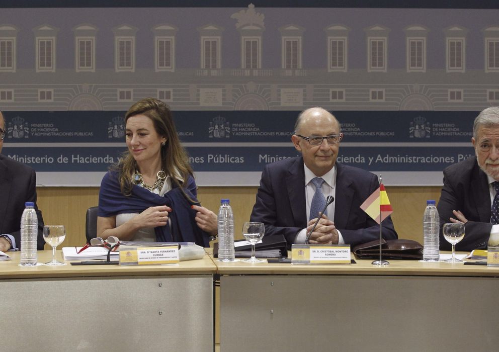 Foto: Cristóbal Montoro (2d), junto a los secretarios de Estado de Presupuestos, Marta Fernández Currás, y de Administraciones Públicas, Antonio Germán Beteta (2d). (
