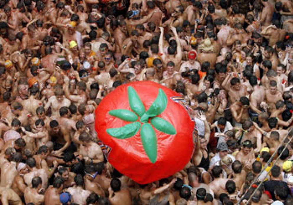 Foto: Más de 40.000 personas se lanzaron hoy 100 toneladas de tomates en la 'Tomatina' de Buñol
