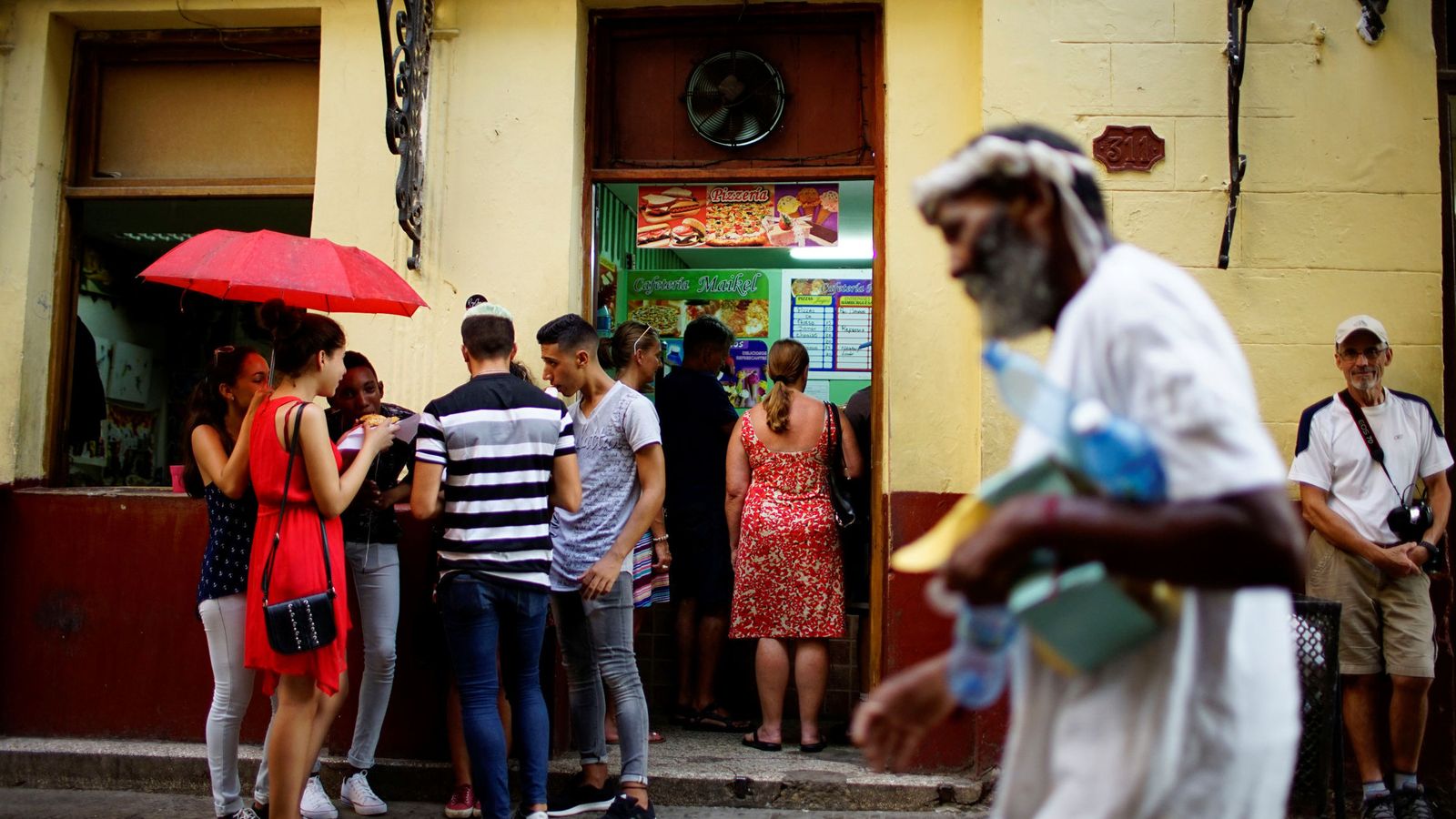 Foto: Un grupo de personas espera en el exterior de un paladar en La Habana, el 1 de agosto de 2017. (Reuters)