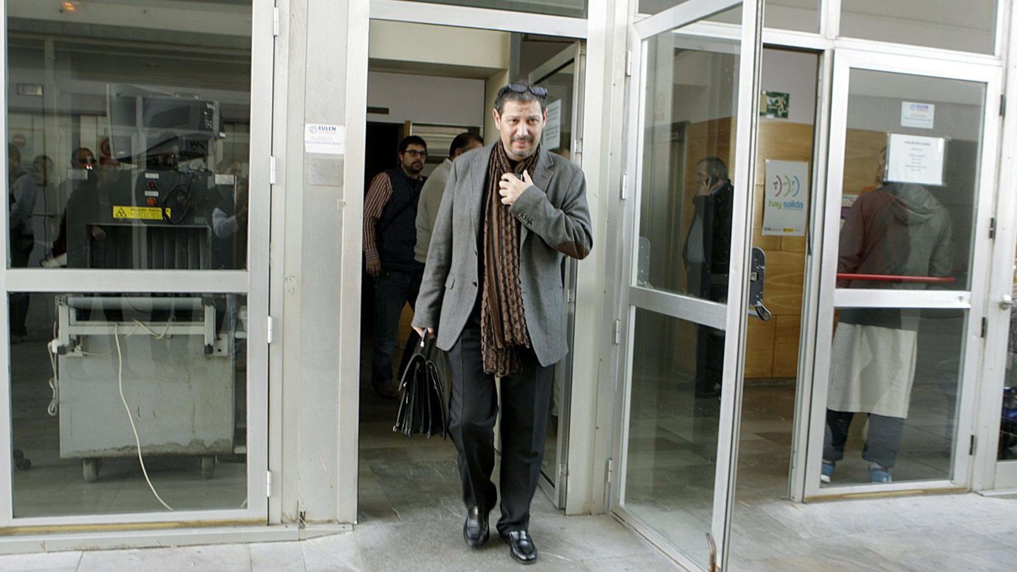 El expresidente de Melilla Mustafá Aberchán sale de una sede judicial. (EFE)