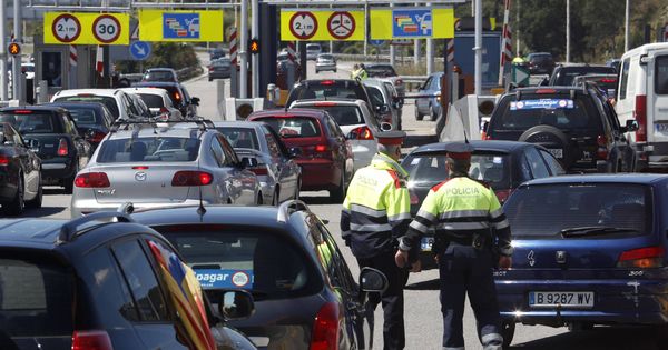 Foto: Dos oficiales organizan el tráfico en Vilassar de Mar, Barcelona (Reuters)