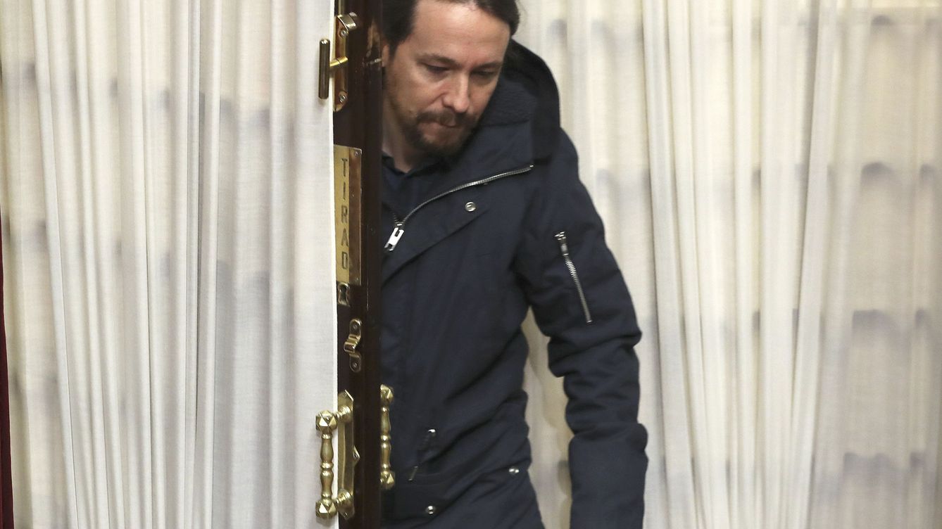 Foto: El lider de Podemos, Pablo Iglesias, a su llegada al hemicíclo del Congreso de los Diputados durante la sesión de control del martes. (EFE)